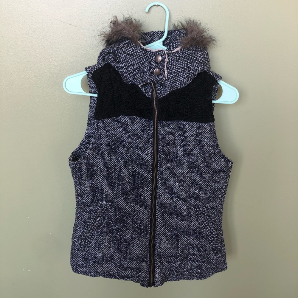 Black and white hooded vest - Picture 3 of 8